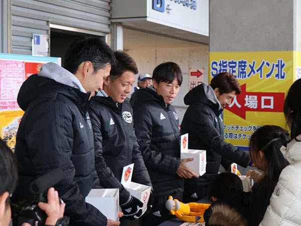 選手たちによるTEAM AS ONE 募金活動