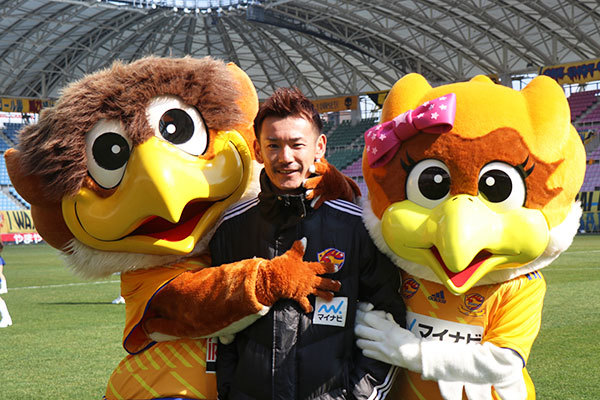 ベガッ太、菅井さん、本日お披露目のベガッ太妹のスリーショット！