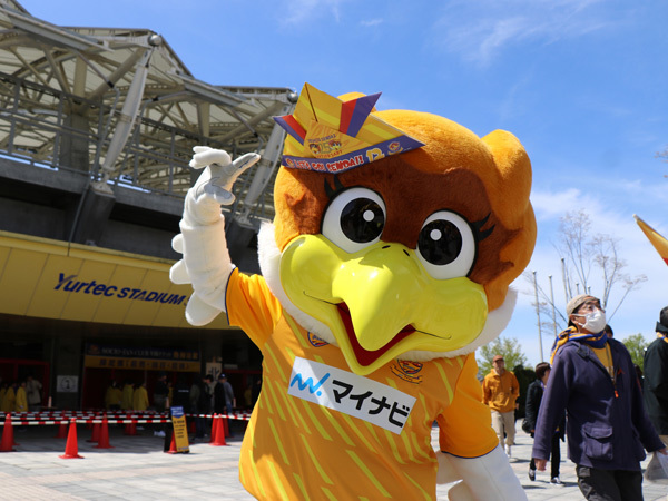 折り紙兜をかわいく被ってます