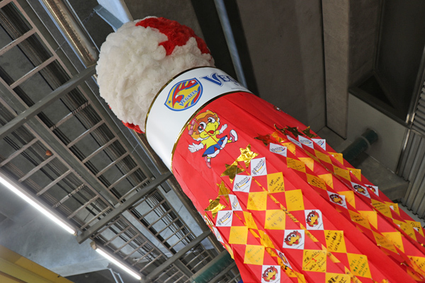 スタジアムのコンコースで展示中　