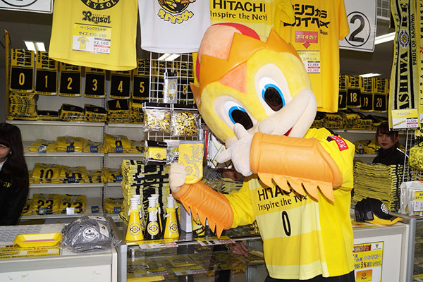 レイくん、自分が描かれた商品をアピール中！