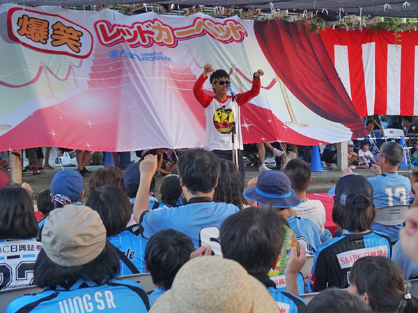 サポーターと一緒に「ブンブン！」