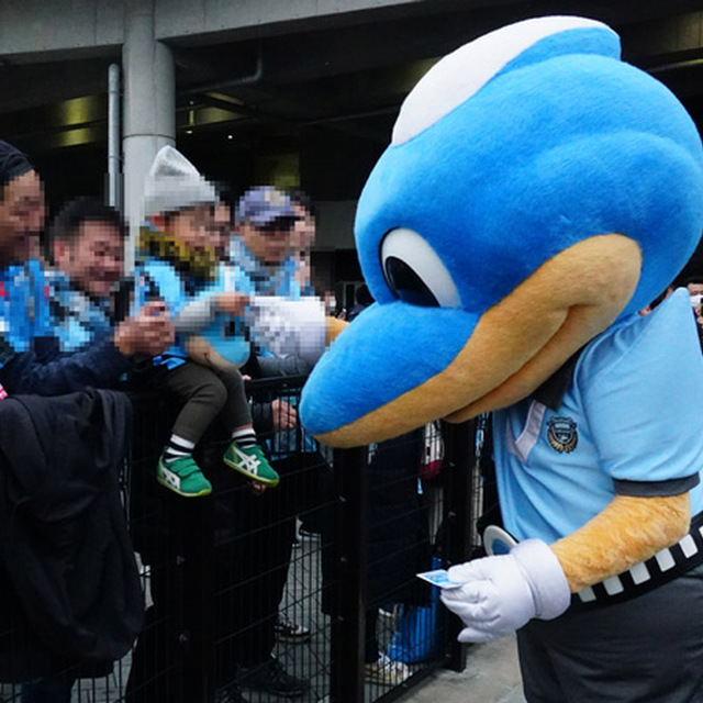 名刺を配るふろん太