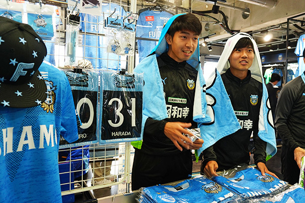 宮代選手と原田選手がグッズ販売をお手伝い
