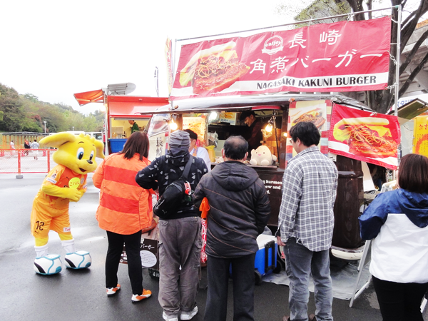 こパルちゃんも「角煮バーガー」に興味津々