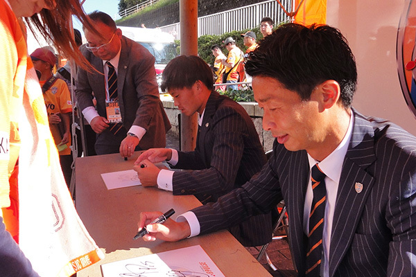 新旧のレフティーコンビがサイン会