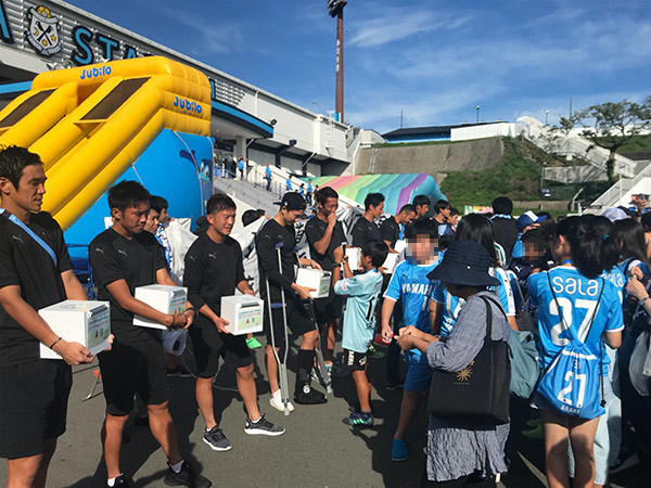 選手たちが募金活動を実施中