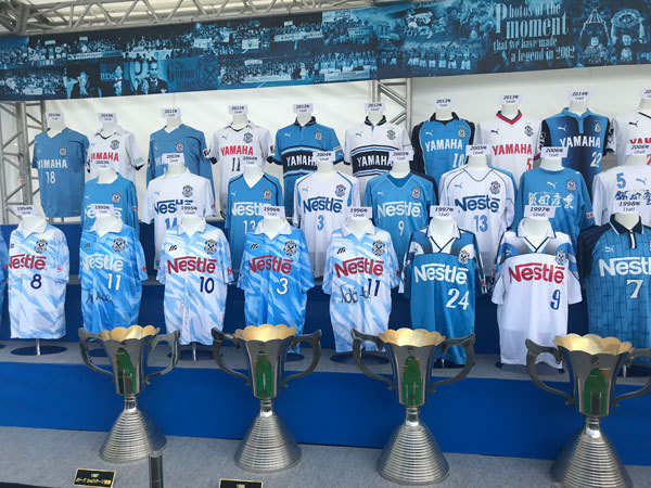 歴代ユニフォームとトロフィーを展示！　