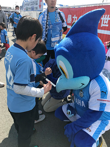 子供達にサインをするジュビロくん