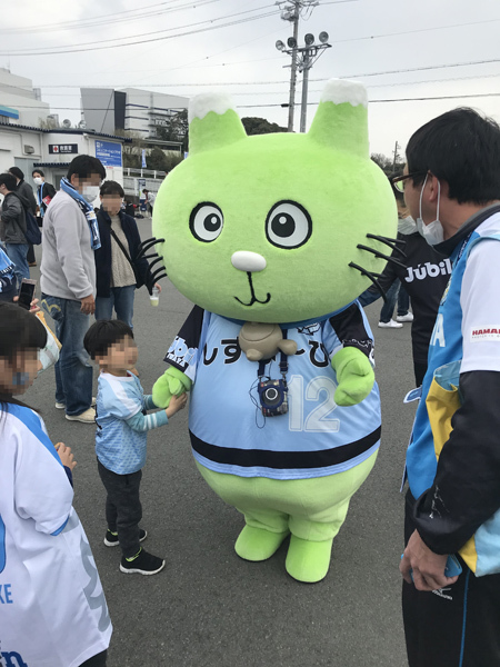 「しずな～び」と手をつなぐちびっ子も