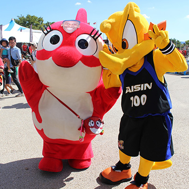 グララとシーホース三河のマスコット「シーホースくん」