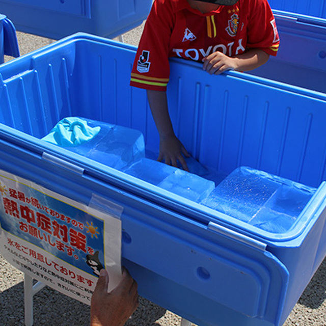 たくさんの氷で熱中症対策