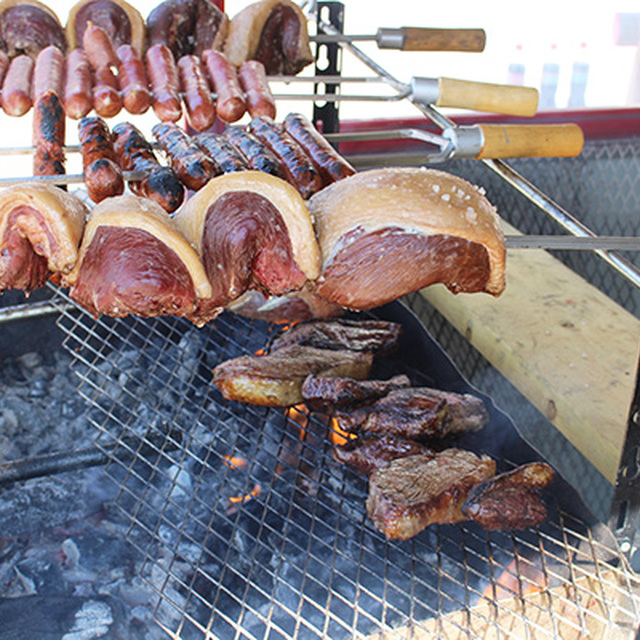 豪快にランプ肉などを焼くシュラスコ