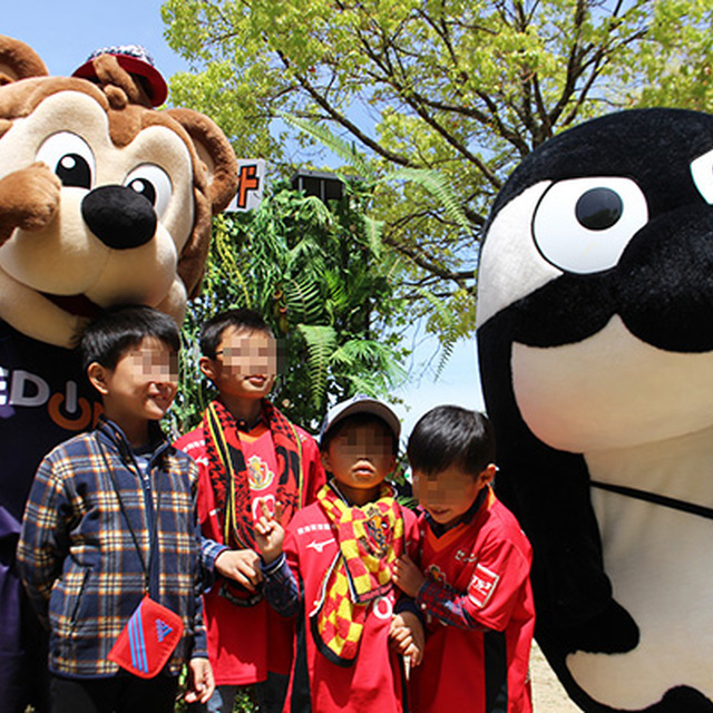 記念撮影で大忙しのサンチェとグランパスくん