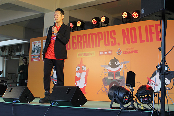 MEGURUさんによるDJアクトから「NO GRAMPUS, NO LIFE」が開始！