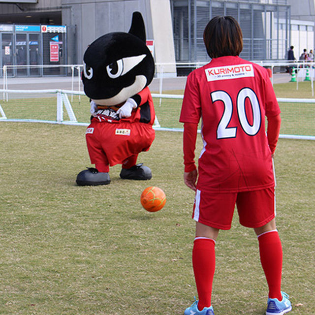 巧みなキックを見せるグランパスくん Jr.