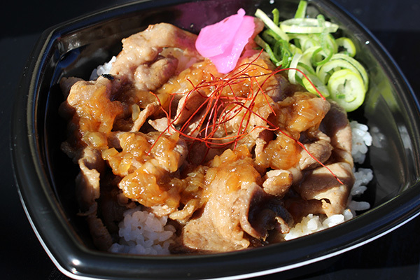 スタジアムグルメは「肉祭り」！「イベリコ黒豚丼」