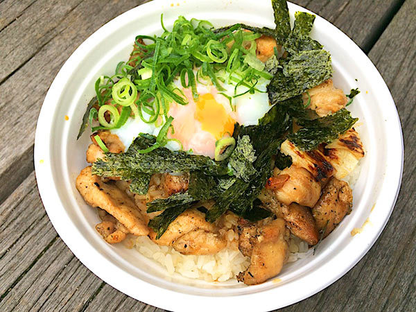 味わい深く、ボリュームも満点な「焼き鳥丼」