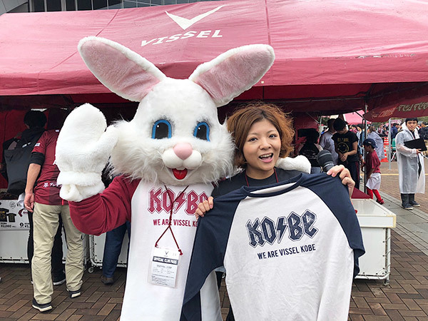 「VISSEL KOBE BAND tee」のコラボTシャツ