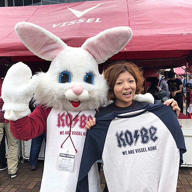 「VISSEL KOBE BAND tee」のコラボTシャツ