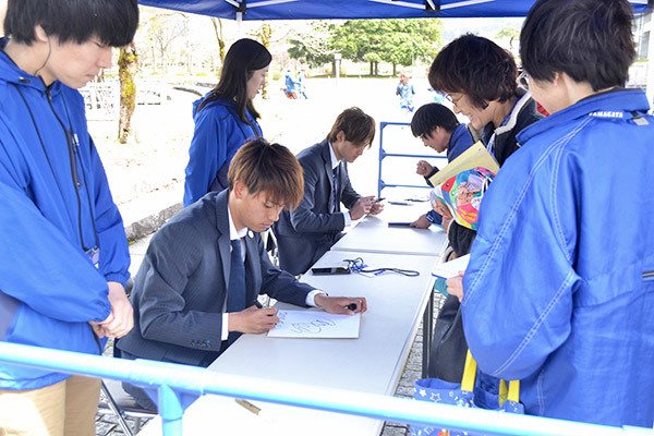汰木選手と摂津選手によるサイン会