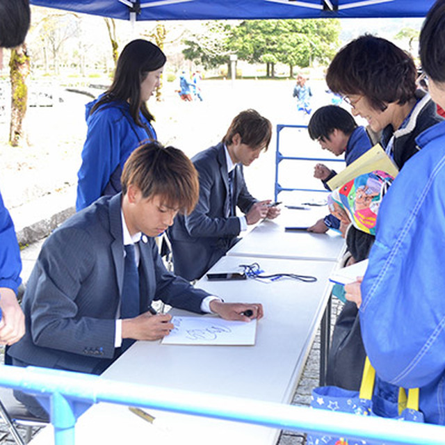 汰木選手と摂津選手によるサイン会