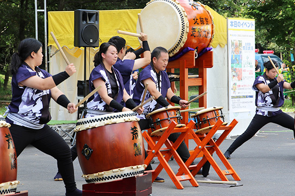北綜警荒鷹太鼓による太鼓の演奏