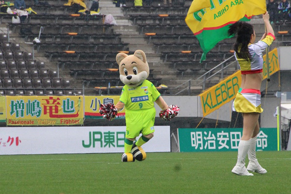 新ユニフォームを着てダンスするユニティ