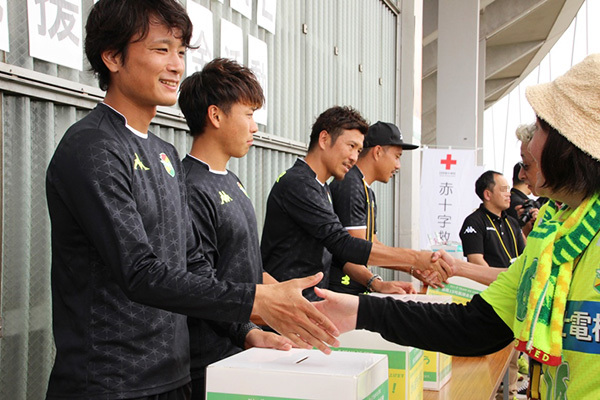 試合前に募金を呼び掛ける選手たち