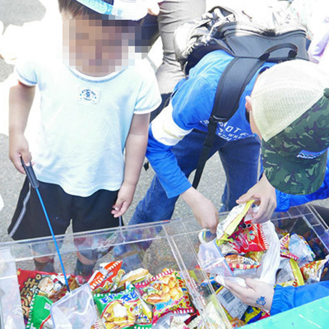 ちびっ子で大盛況のお菓子すくい大会