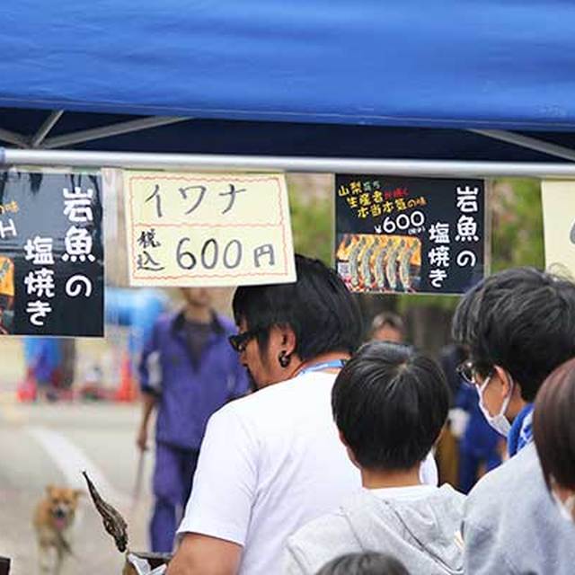 岩魚の塩焼きには長い行列