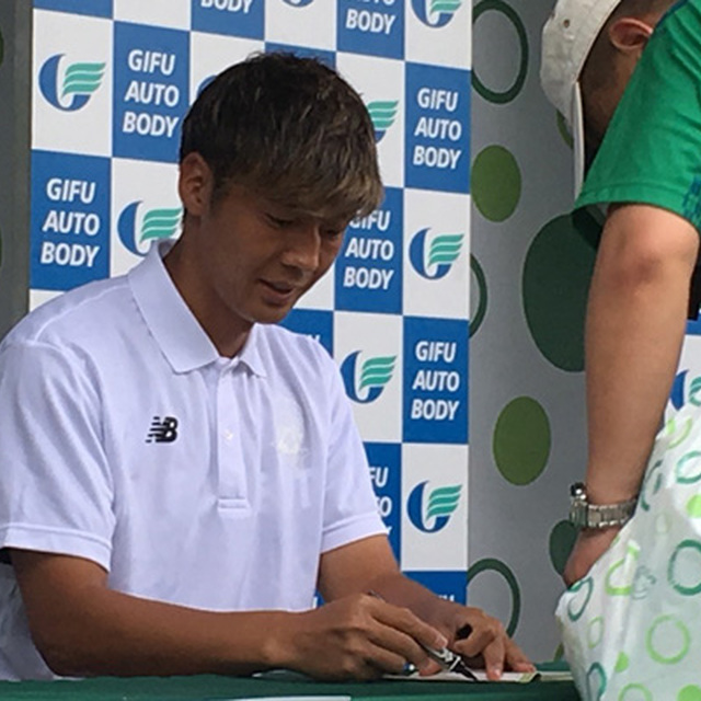 チームに加入した塚川孝輝選手がサイン会