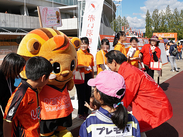 募金への協力を呼びかけるレノ丸
