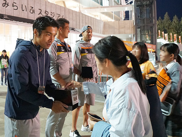 選手が中心となって募金活動