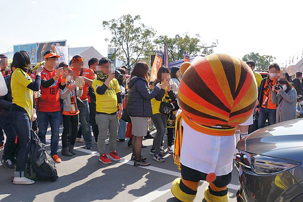 両サポーターが入り交じっての即席撮影会