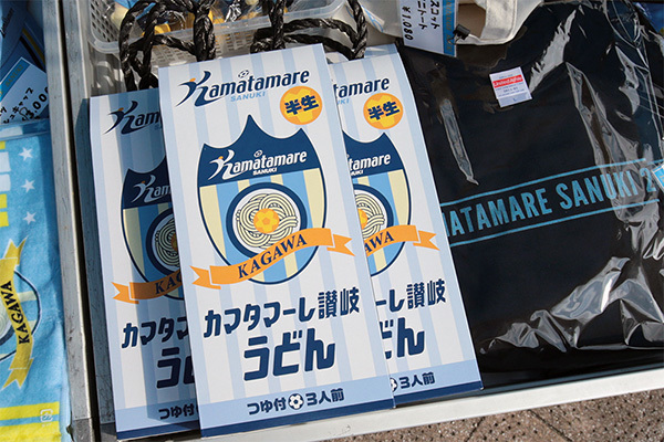 限定商品の「カマタマーレ讃岐うどん」と「ロングTシャツ」