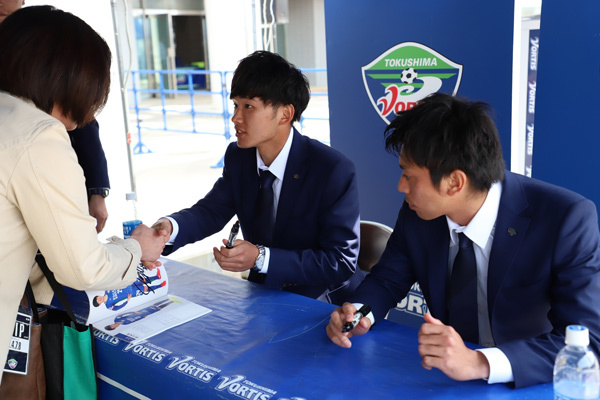 サイン会に参加する井澤と薗田