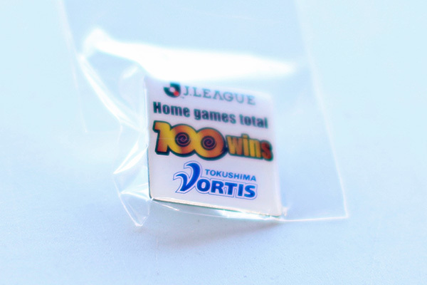 ホーム100勝記念のピンバッチ