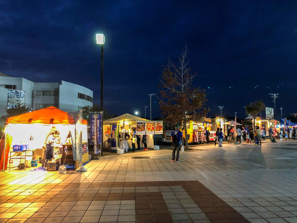 秋祭りのような雰囲気