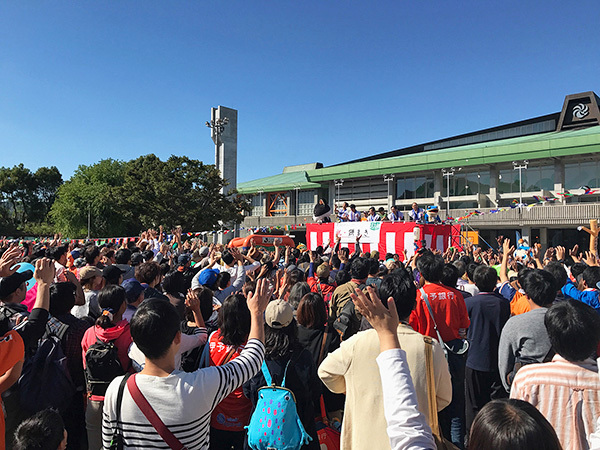 大賑わいの餅まき大会