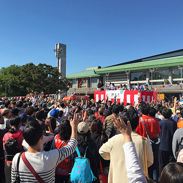 大賑わいの餅まき大会