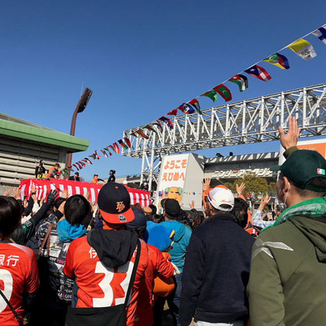 快晴の空に餅が舞う！