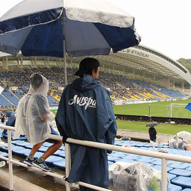 雨の中、キックオフを待つ