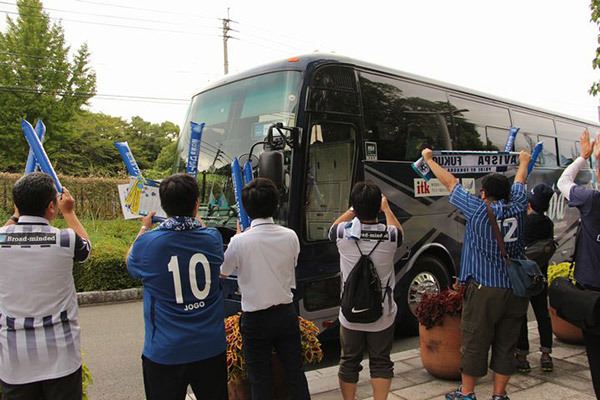 スタジアム入りする選手たちに声援