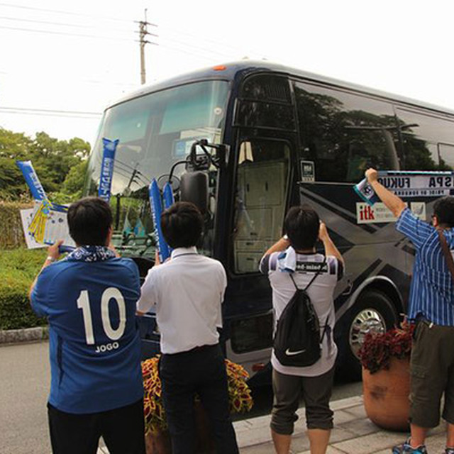 スタジアム入りする選手たちに声援