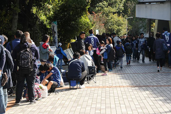 入場を待つ長蛇の列