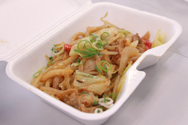 もちもちした食感がたまらない「もつ焼きうどん」　