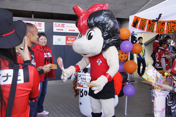 スタジアムDJのスガッシュに扮したロアッソくん