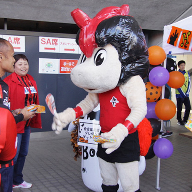 スタジアムDJのスガッシュに扮したロアッソくん