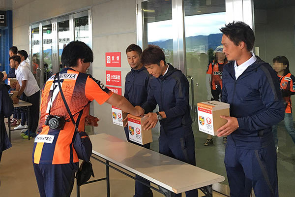 選手たちも募金活動に参加